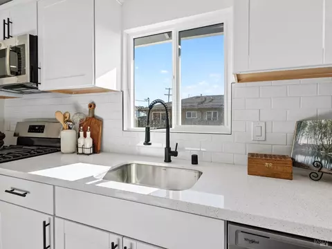 Kitchen - 138 Dieninger St, Vallejo, CA 94589 photo 3 of 4