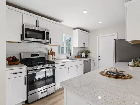 Kitchen - 138 Dieninger St, Vallejo, CA 94589 photo 2 of 4