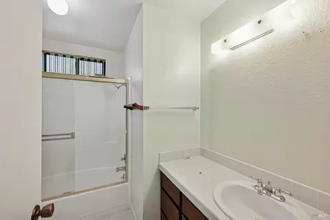 Bath - 2848 Howe Ct, Fairfield, CA 94534 photo 1 of 7