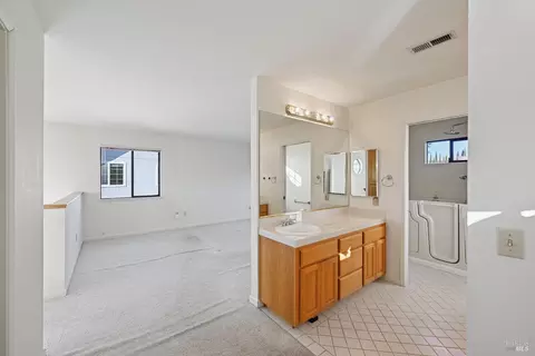 Bath - 2848 Howe Ct, Fairfield, CA 94534 photo 5 of 7