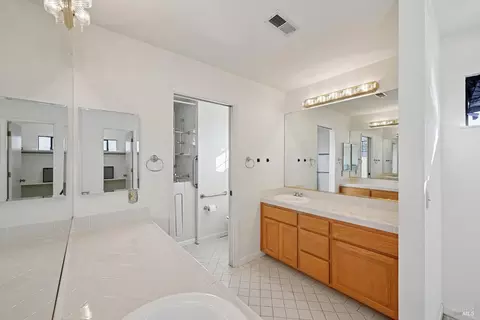 Bath - 2848 Howe Ct, Fairfield, CA 94534 photo 6 of 7