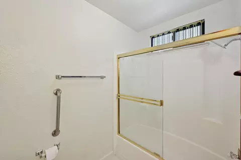 Bath - 2848 Howe Ct, Fairfield, CA 94534 photo 2 of 7