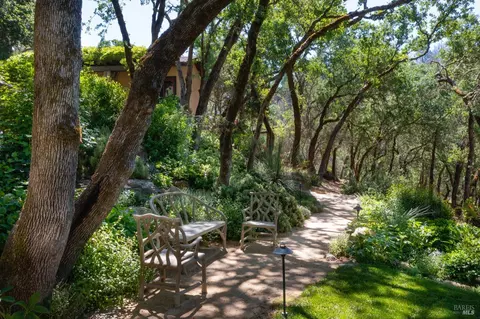 1250 Oakwood Ln, Saint Helena, CA 94574
