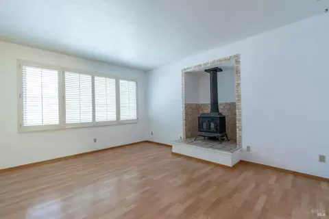 Living - 751 Hillcrest Ct, Fairfield, CA 94533 photo 5 of 8