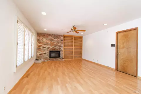 Living - 751 Hillcrest Ct, Fairfield, CA 94533 photo 1 of 8