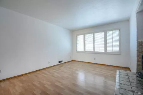 Living - 751 Hillcrest Ct, Fairfield, CA 94533 photo 4 of 8