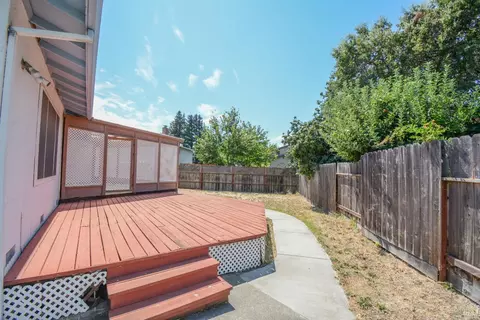 Exterior - 751 Hillcrest Ct, Fairfield, CA 94533 photo 4 of 8