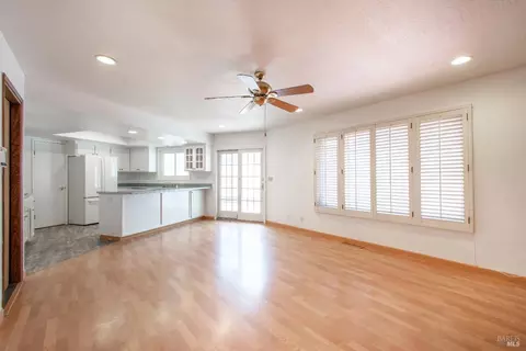 Living - 751 Hillcrest Ct, Fairfield, CA 94533 photo 3 of 8