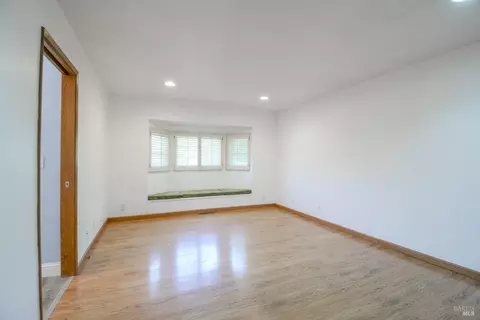 Living - 751 Hillcrest Ct, Fairfield, CA 94533 photo 8 of 8