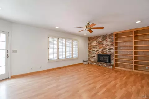 Living - 751 Hillcrest Ct, Fairfield, CA 94533 photo 2 of 8