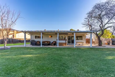 Exterior - 1125 Merrill Ct, Dixon, CA 95620 photo 9 of 24