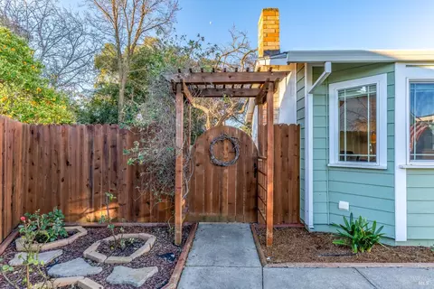 Exterior - 1125 Merrill Ct, Dixon, CA 95620 photo 6 of 24