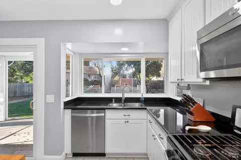 Kitchen - 1125 Merrill Ct, Dixon, CA 95620 photo 5 of 8