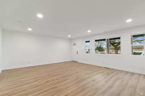 Living - 604 Oregon St, Fairfield, CA 94533 photo 4 of 5