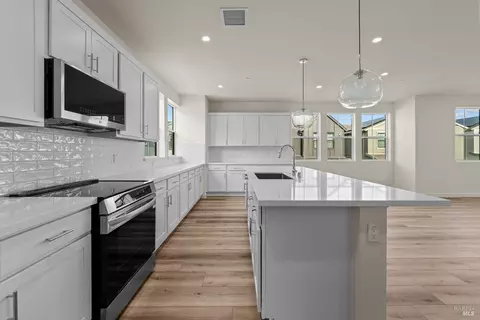 1452 Waterside Ln, Rohnert Park, CA 94928