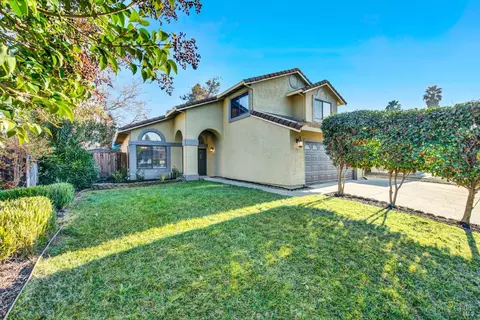 251 Woodstock Cir, Vacaville, CA 95687