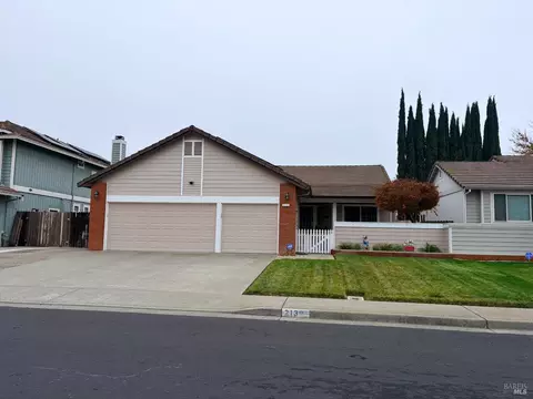 213 Larkspur Dr, Vacaville, CA 95687