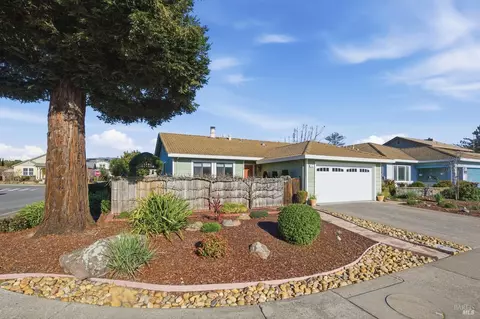 542 Acadia Dr, Petaluma, CA 94954