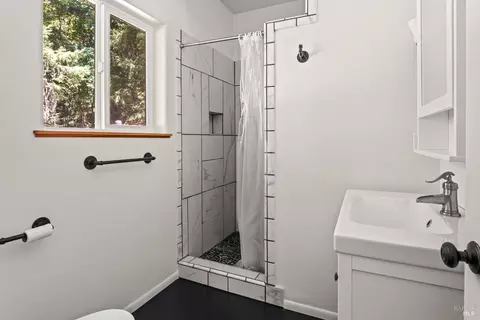 Bath - 4340 Blackhawk Dr, Willits, CA 95490 photo 1 of 3