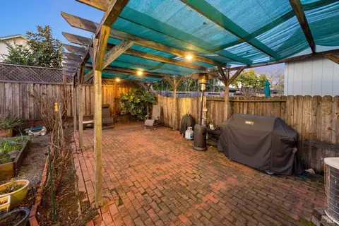 Exterior - 933 Bond Pl, Windsor, CA 95492 photo 6 of 8