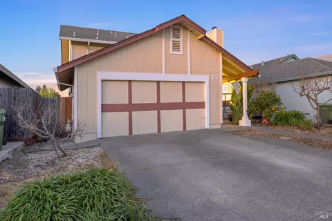 Exterior - 933 Bond Pl, Windsor, CA 95492 photo 2 of 8