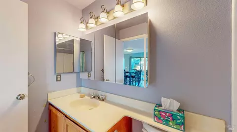 Bath - 933 Bond Pl, Windsor, CA 95492 photo 2 of 6