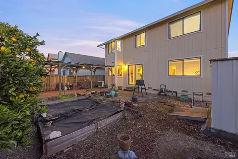 Exterior - 933 Bond Pl, Windsor, CA 95492 photo 5 of 8