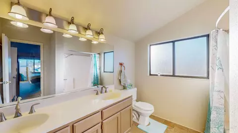Bath - 933 Bond Pl, Windsor, CA 95492 photo 5 of 6