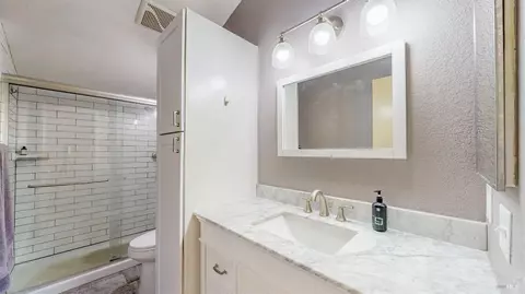 Bath - 933 Bond Pl, Windsor, CA 95492 photo 3 of 6