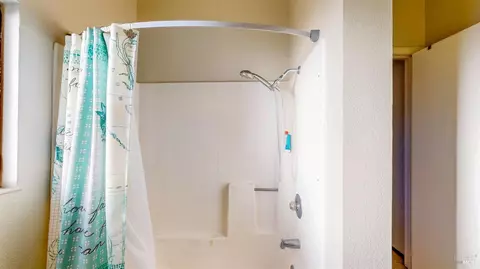 Bath - 933 Bond Pl, Windsor, CA 95492 photo 6 of 6
