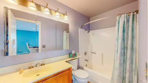 Bath - 933 Bond Pl, Windsor, CA 95492 photo 1 of 6
