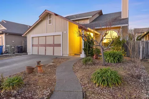 Exterior - 933 Bond Pl, Windsor, CA 95492 photo 3 of 8