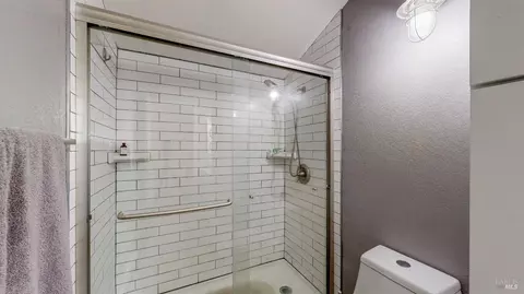 Bath - 933 Bond Pl, Windsor, CA 95492 photo 4 of 6