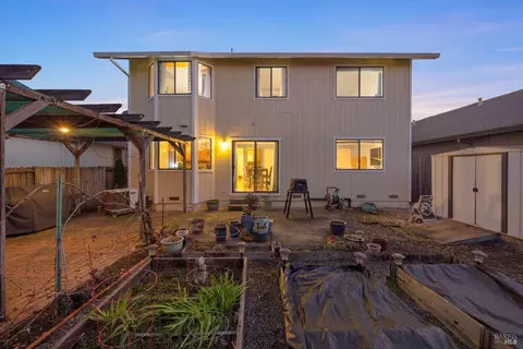 Exterior - 933 Bond Pl, Windsor, CA 95492 photo 4 of 8