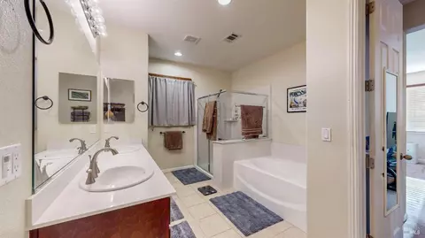 Bath - 3826 Danbury Way, Fairfield, CA 94533 photo 4 of 9