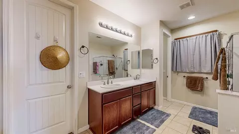 Bath - 3826 Danbury Way, Fairfield, CA 94533 photo 3 of 9