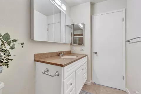 Bath - 61 Parrott St, Vallejo, CA 94590 photo 4 of 5