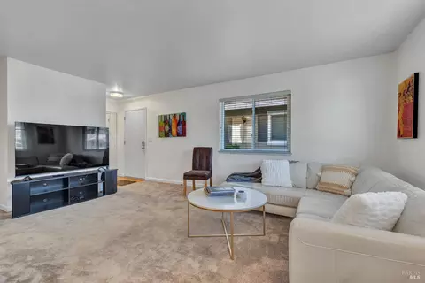 Living - 61 Parrott St, Vallejo, CA 94590 photo 2 of 4