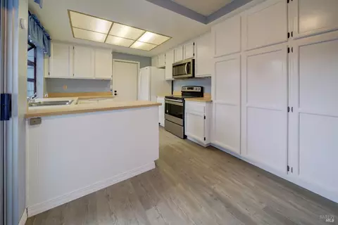 Kitchen - 2827 Sunburst Dr, Fairfield, CA 94533 photo 2 of 4