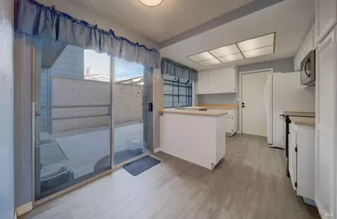 Kitchen - 2827 Sunburst Dr, Fairfield, CA 94533 photo 3 of 4