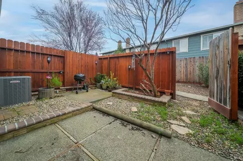 Exterior - 2827 Sunburst Dr, Fairfield, CA 94533 photo 4 of 7