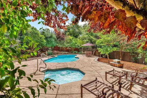 5739 Owls Nest Dr, Santa Rosa, CA 95409