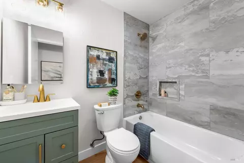 Bath - 428 Crofters Ct, Fairfield, CA 94533 photo 2 of 2