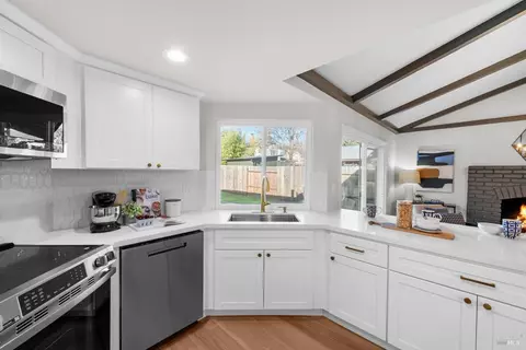 Kitchen - 428 Crofters Ct, Fairfield, CA 94533 photo 2 of 2