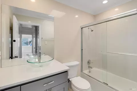 Bath - 112 Palomar Ln, Vallejo, CA 94591 photo 12 of 14