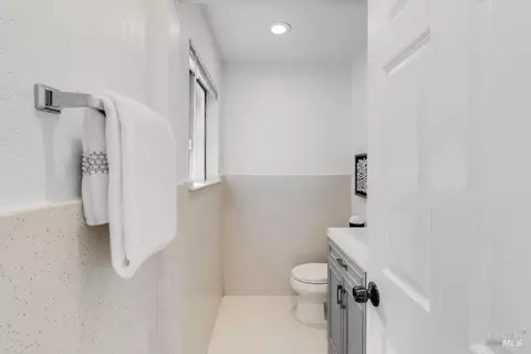 Bath - 112 Palomar Ln, Vallejo, CA 94591 photo 2 of 14
