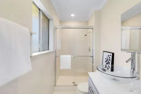 Bath - 112 Palomar Ln, Vallejo, CA 94591 photo 5 of 14