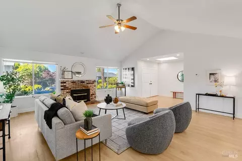 Living - 112 Palomar Ln, Vallejo, CA 94591 photo 5 of 7