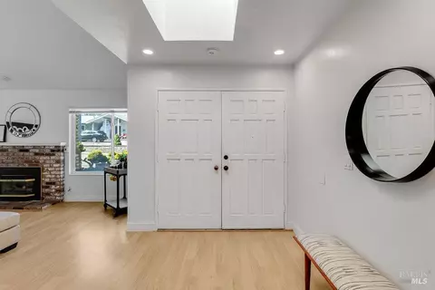 Entry Way - 112 Palomar Ln, Vallejo, CA 94591 photo 4 of 10