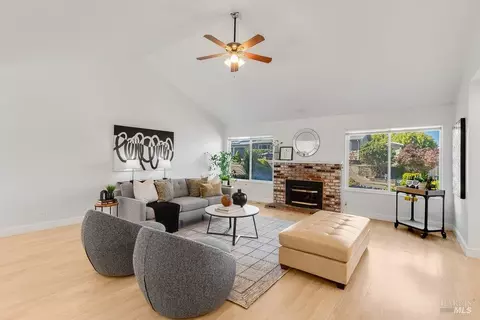 Living - 112 Palomar Ln, Vallejo, CA 94591 photo 2 of 7